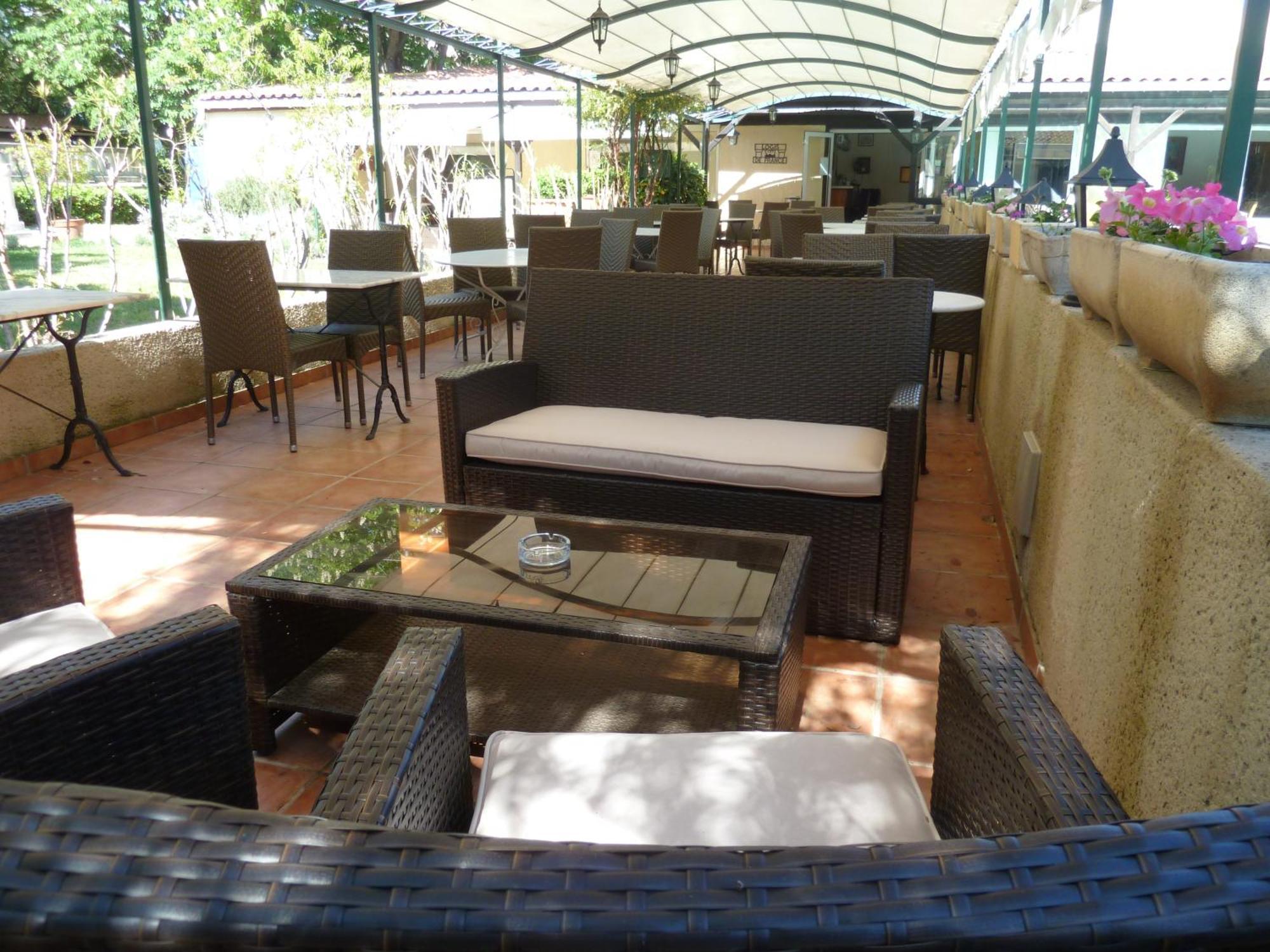 Logis Hotel - Restaurant Residence Les Cedres Villeneuve-les-Avignon Exterior photo
