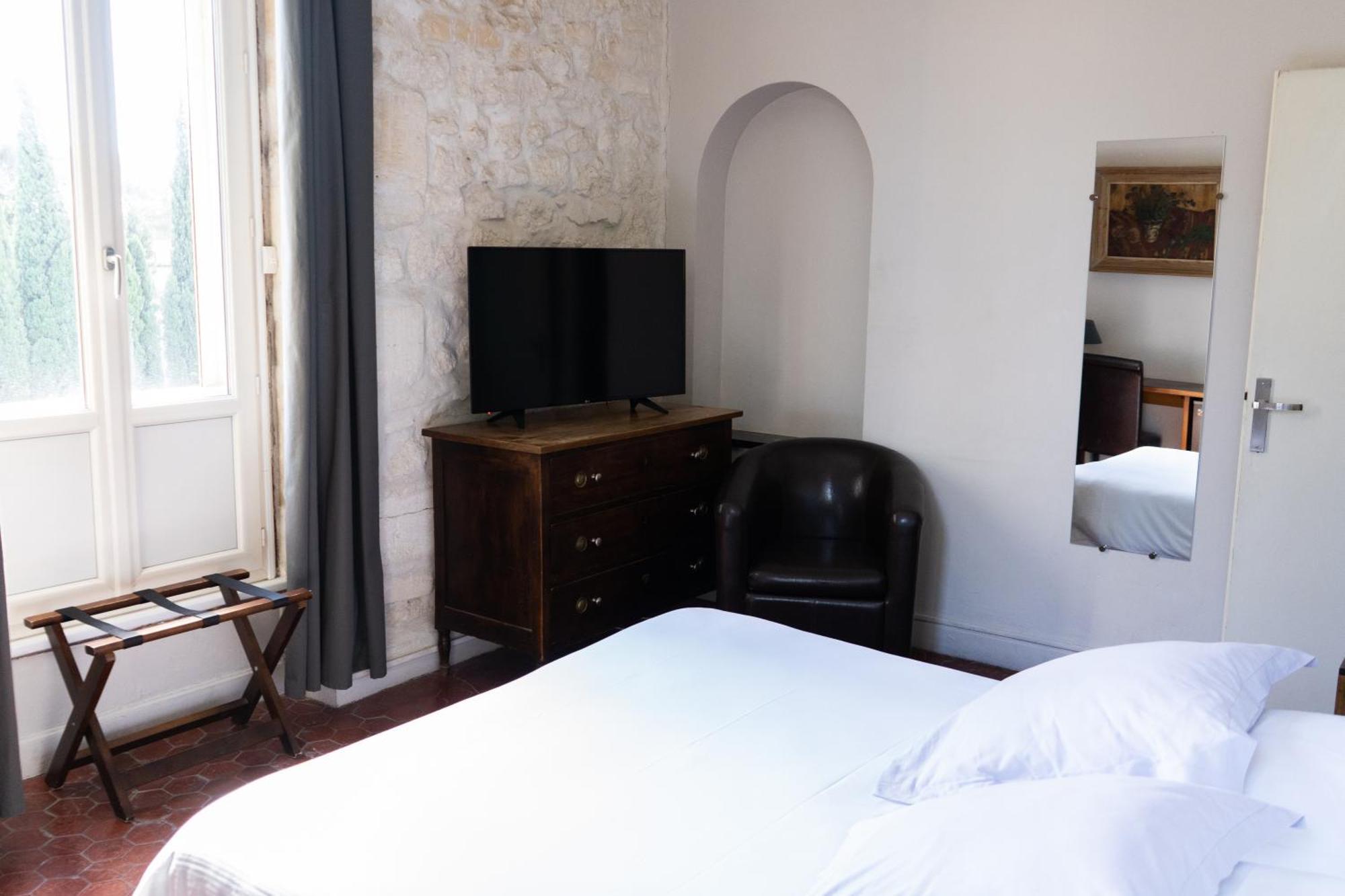 Logis Hotel - Restaurant Residence Les Cedres Villeneuve-les-Avignon Exterior photo