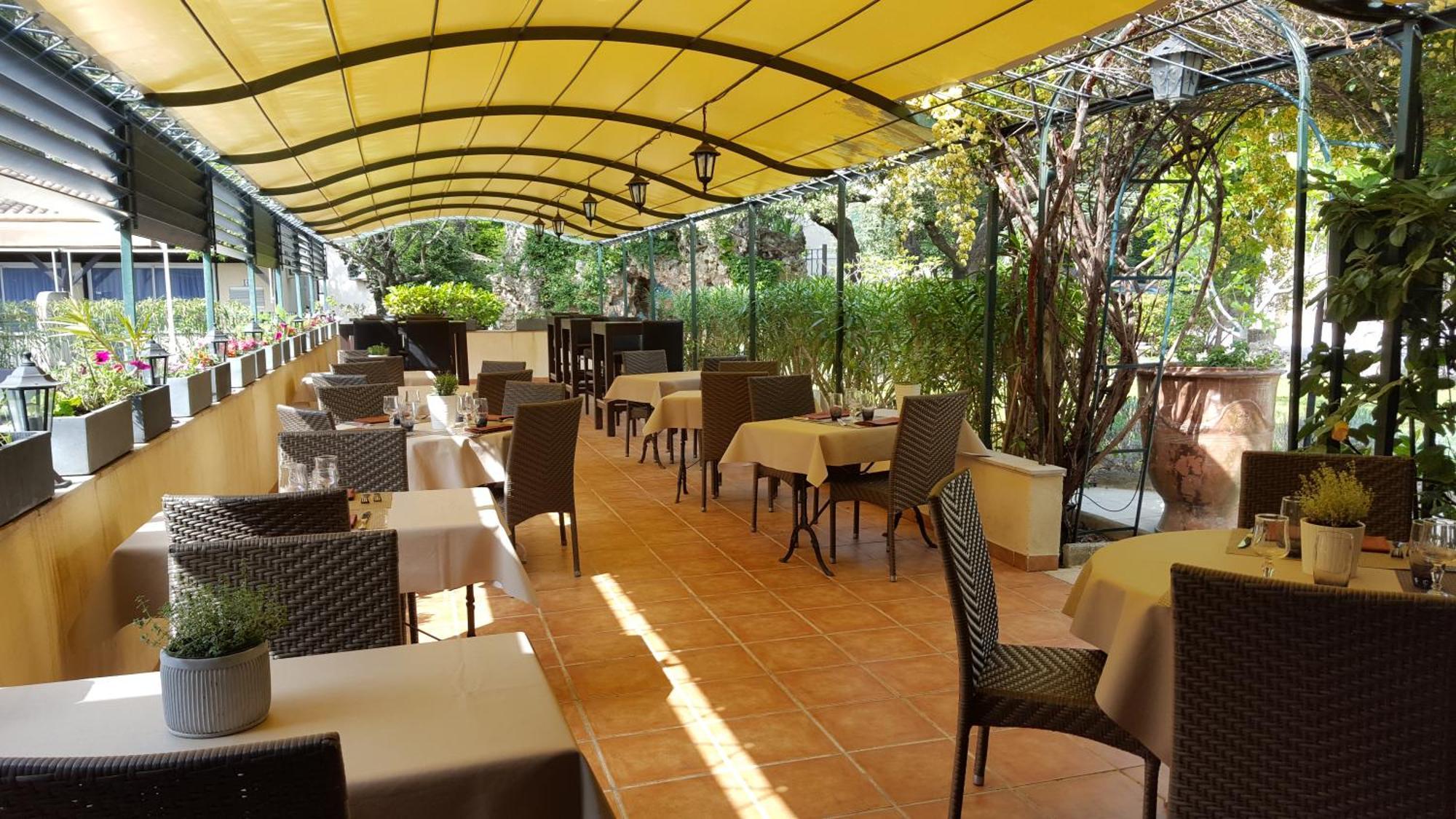 Logis Hotel - Restaurant Residence Les Cedres Villeneuve-les-Avignon Exterior photo