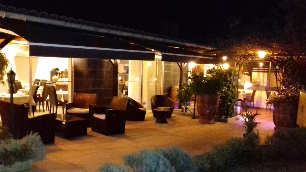 Logis Hotel - Restaurant Residence Les Cedres Villeneuve-les-Avignon Exterior photo
