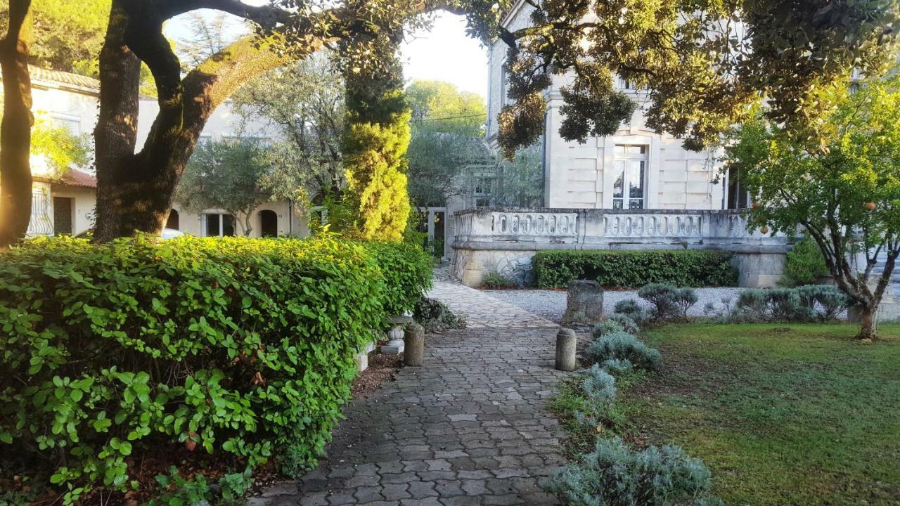 Logis Hotel - Restaurant Residence Les Cedres Villeneuve-les-Avignon Exterior photo
